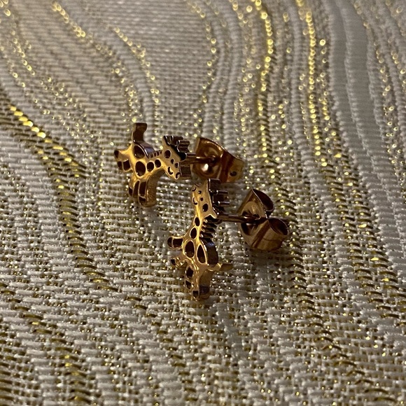 Adorable Smiling Giraffe Stud Earrings (Stainless Steel, Rose Gold Tone) 🦒 - Picture 2 of 3